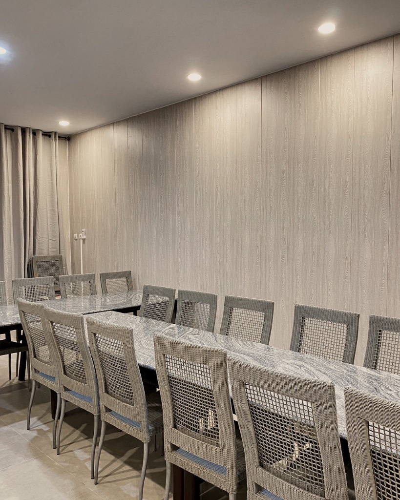 Lyon's Cafe meeting room — marble table with woven chairs, capacity 16 persons